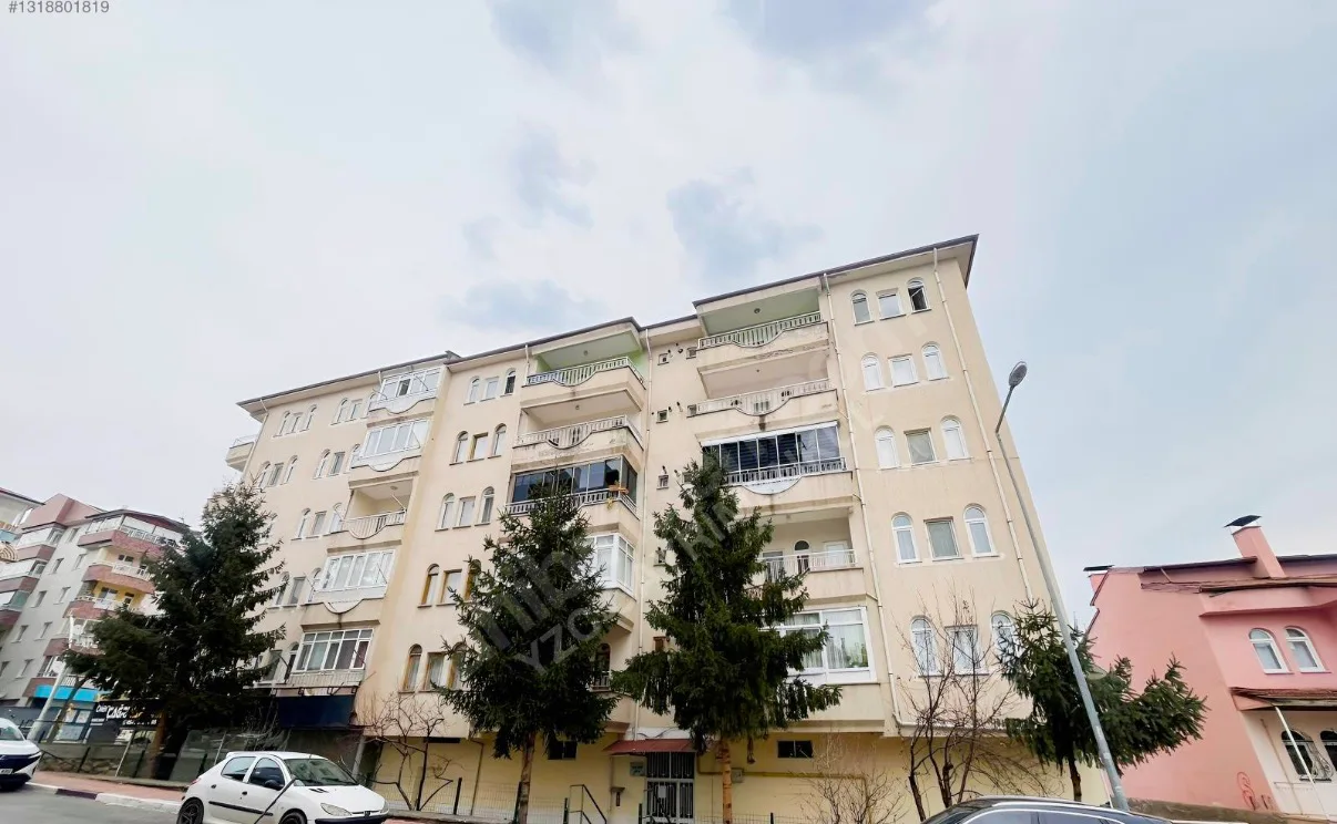 Karşıyaka'da Satılık 2+1 Daire, 110m², Merkezi Konum